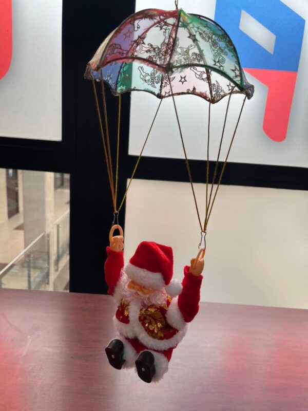 PAPA NOEL EN PARACAIDAS 